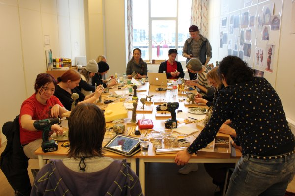 article_039-040-Cristina_Zoica_Dumitru_Teaching_Art_3 Cristina Zoica Dumitru Sculpting Class